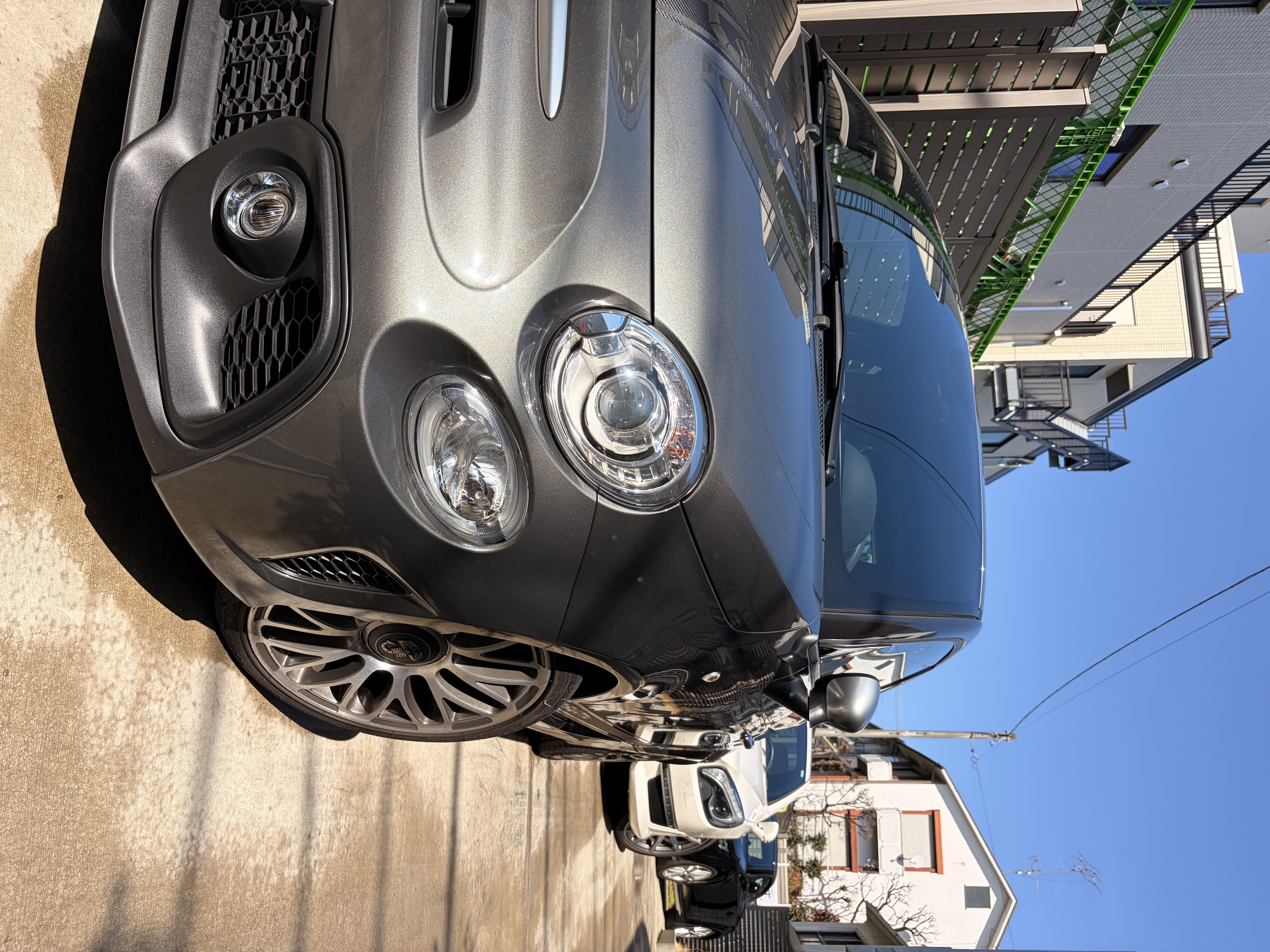 THE LOT. 洗車のワンシーン