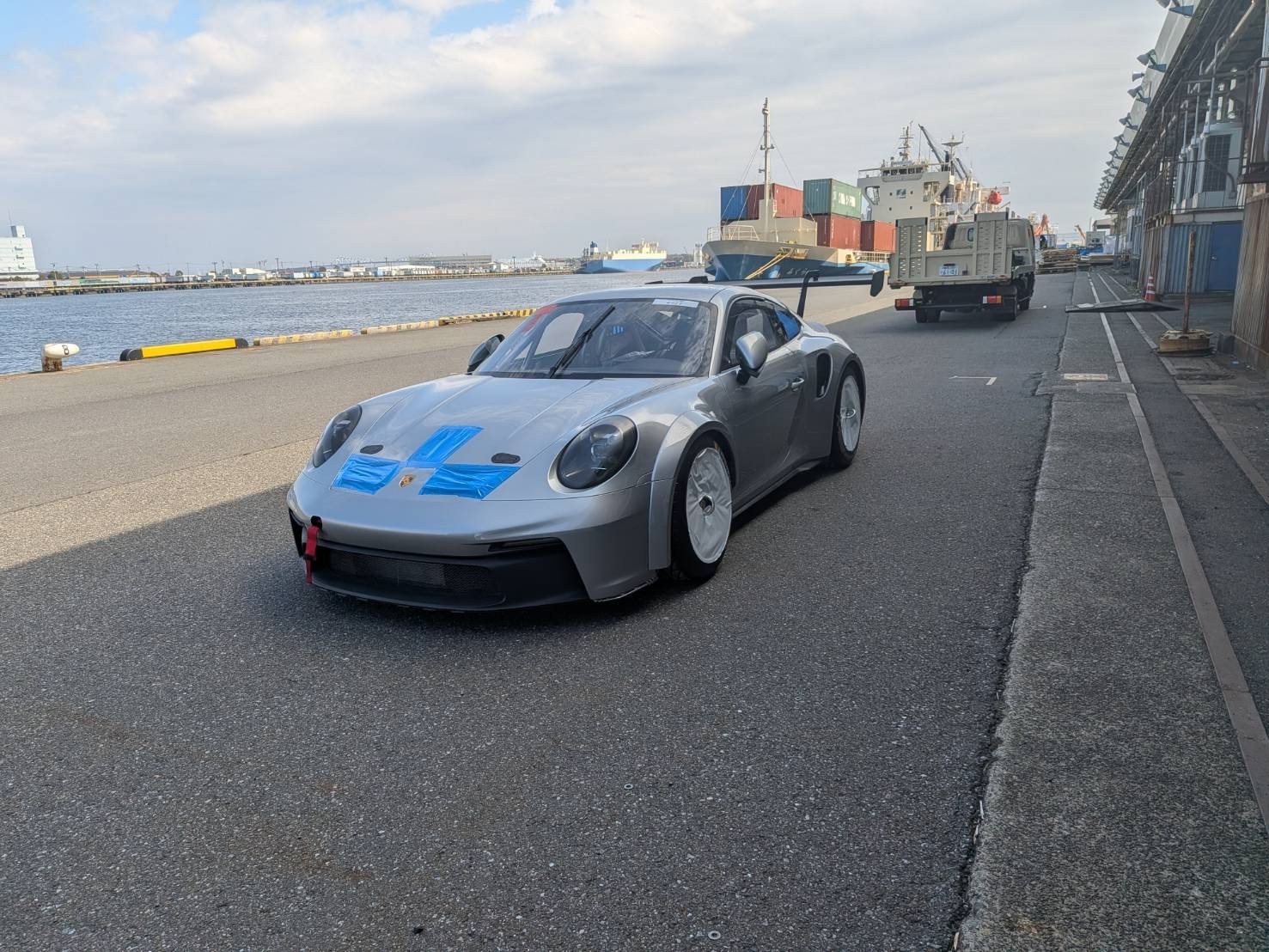 THE LOT. カレラカップ参戦マシンが日本の港に到着