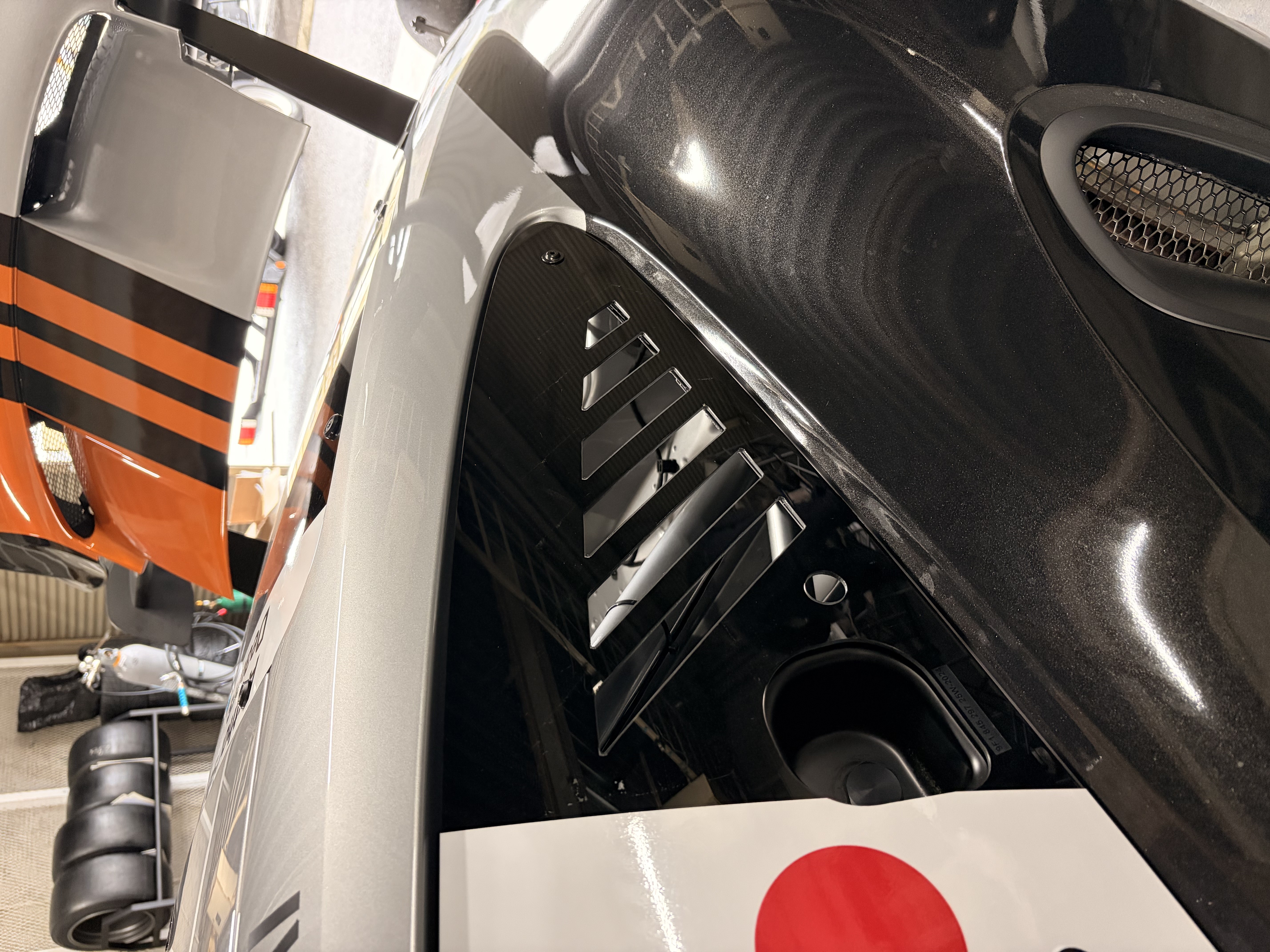 カップカーのサイドスリットウィンドウ