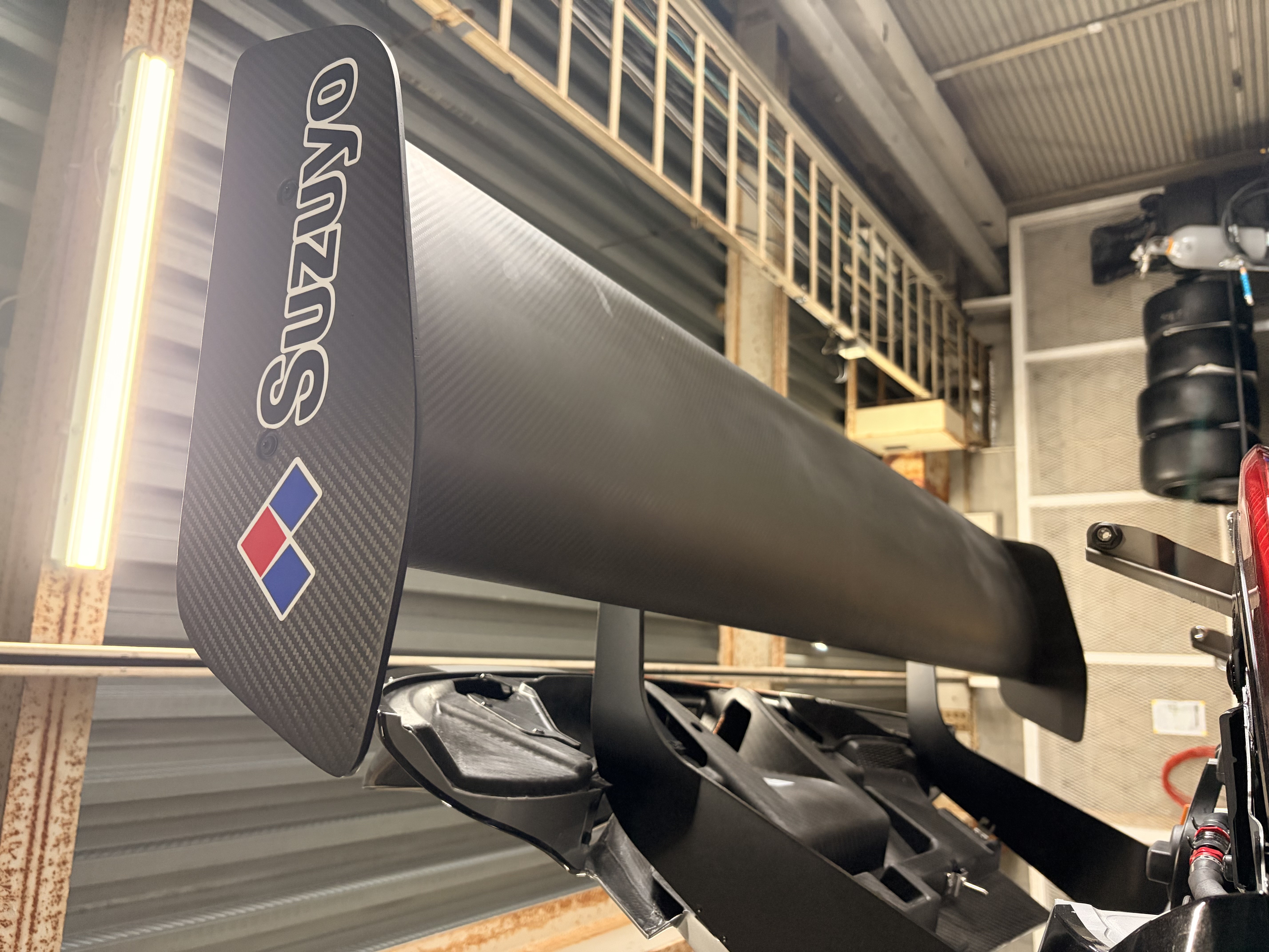 カップカーの大型リアウイング（フルカーボン）