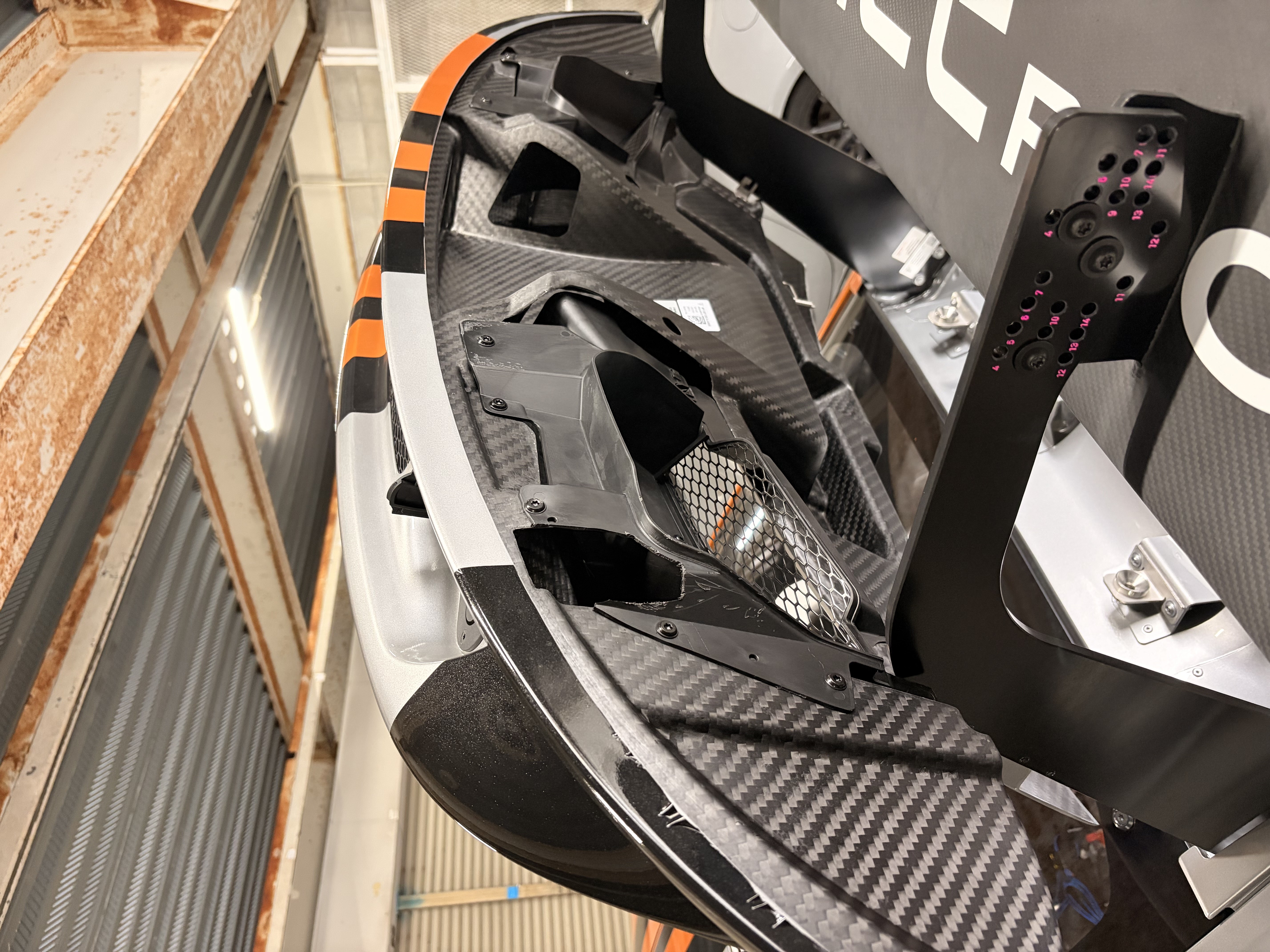 カップカーのフルカーボンリアエンジンフード