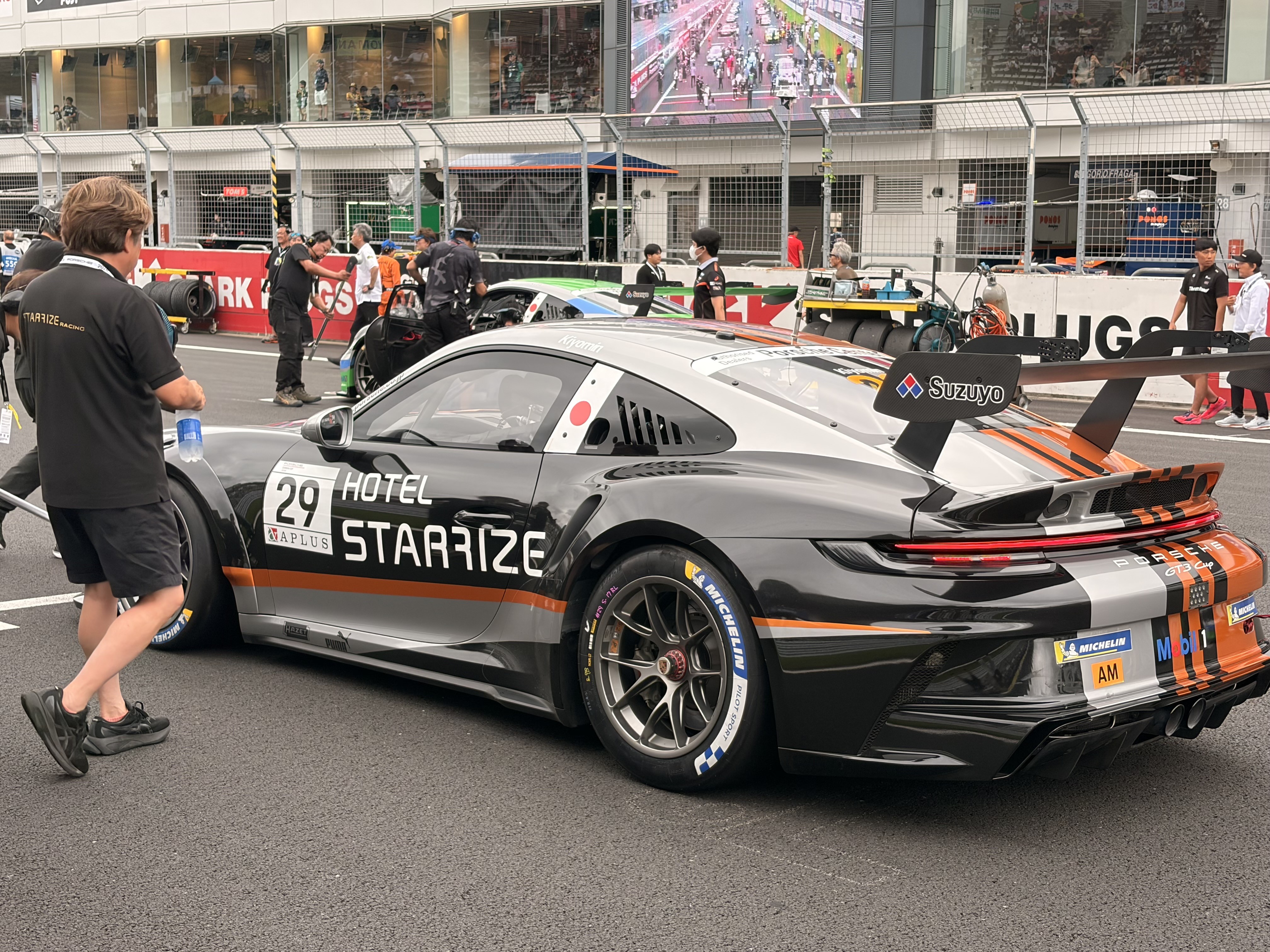 Porsche Carrera Cup Japan 2026 富士大会のグリッドに並ぶSTARRIZE RACING 29号車