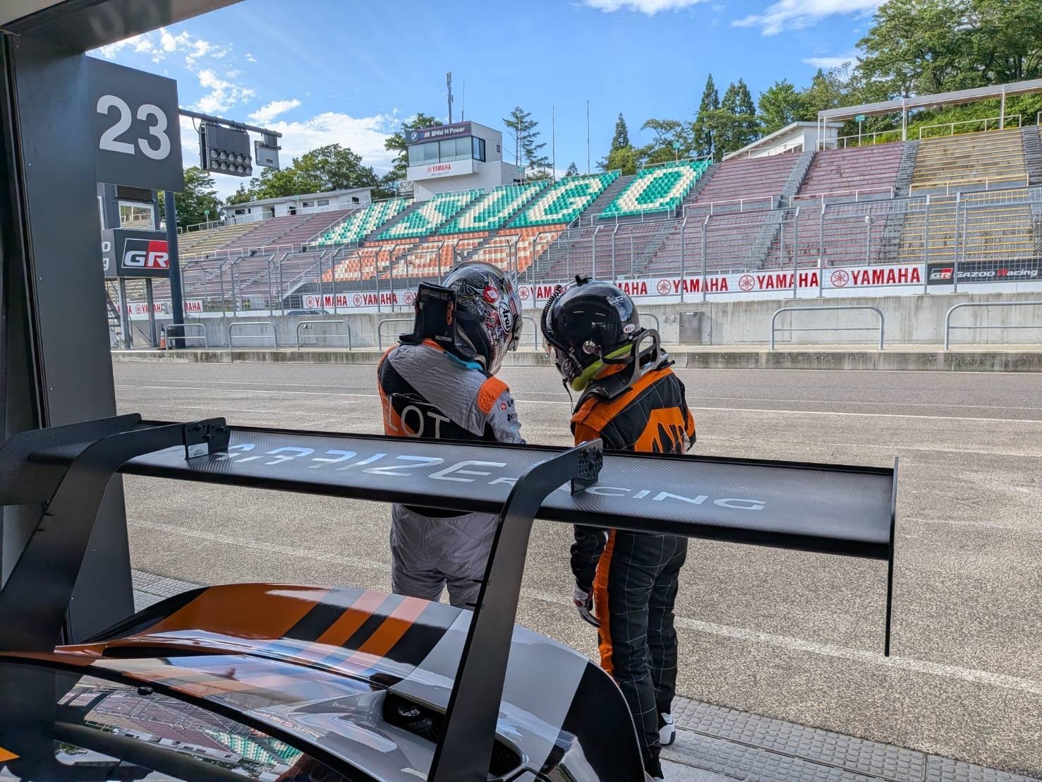 スポーツランドSUGOで川合孝汰コーチから指導を受けるカーナンバー29 Kiyomin