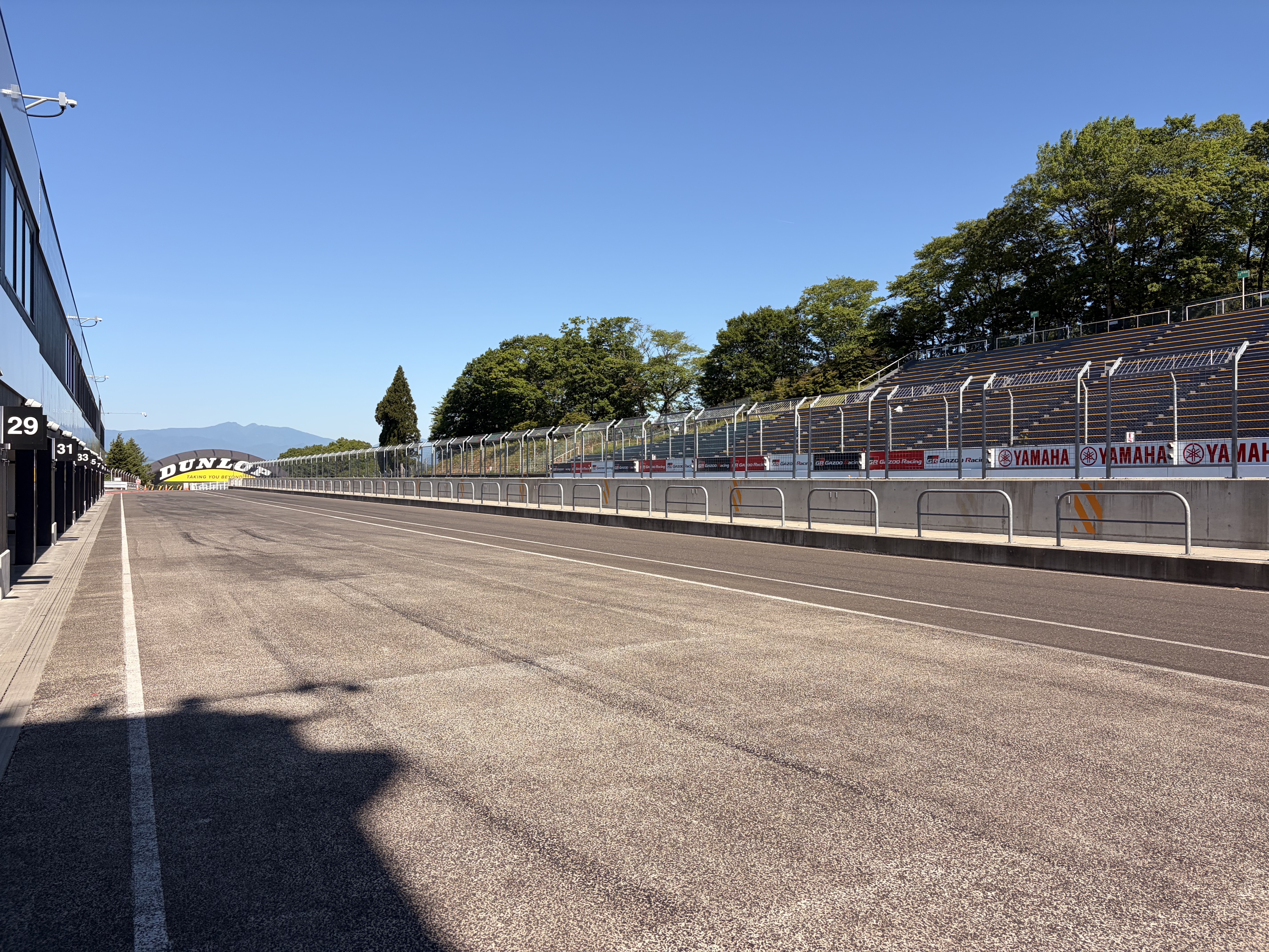 スポーツランドSUGOのピットレーンとメインストレート