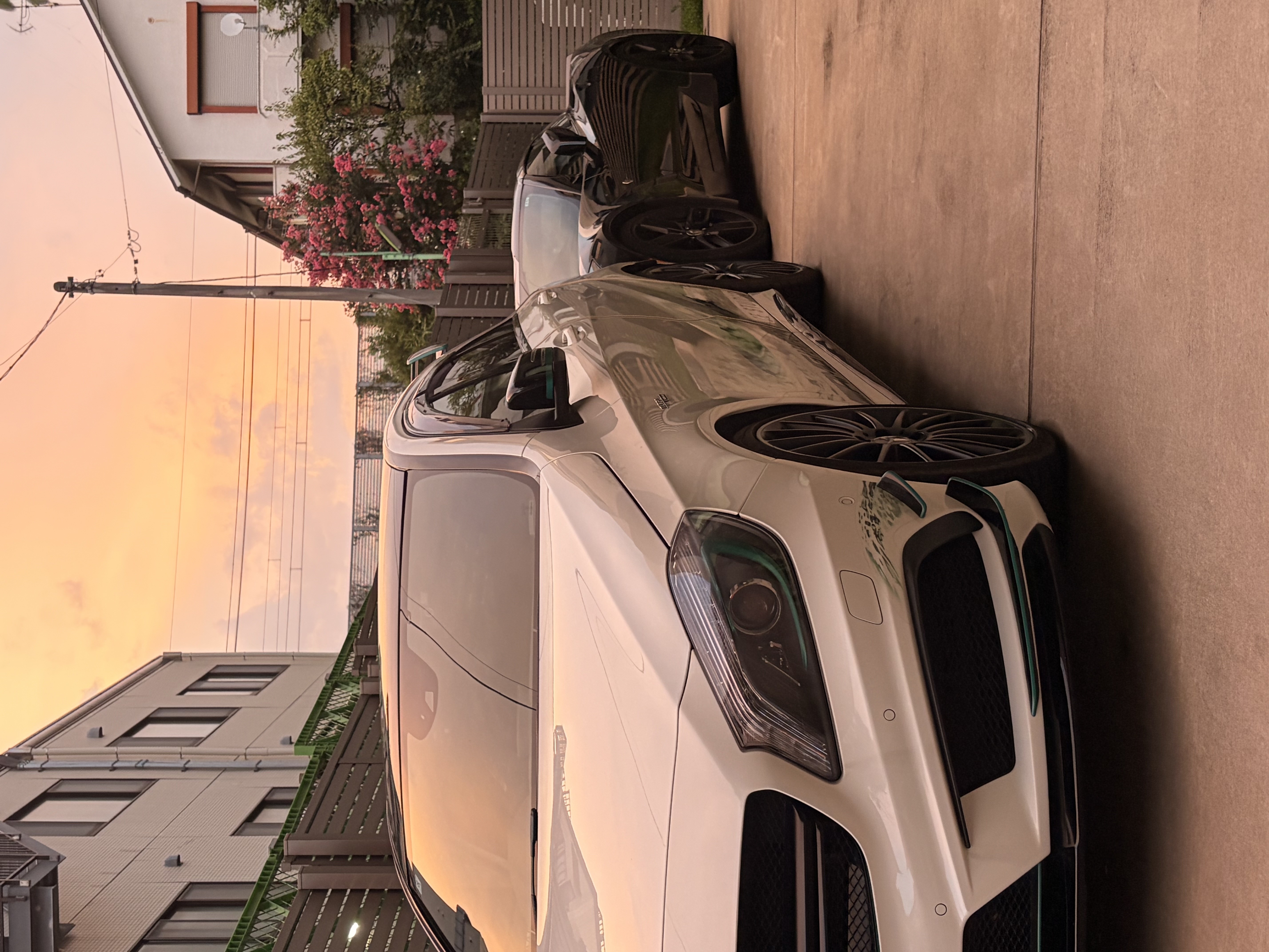 夕焼け空とTHE LOT.の車両