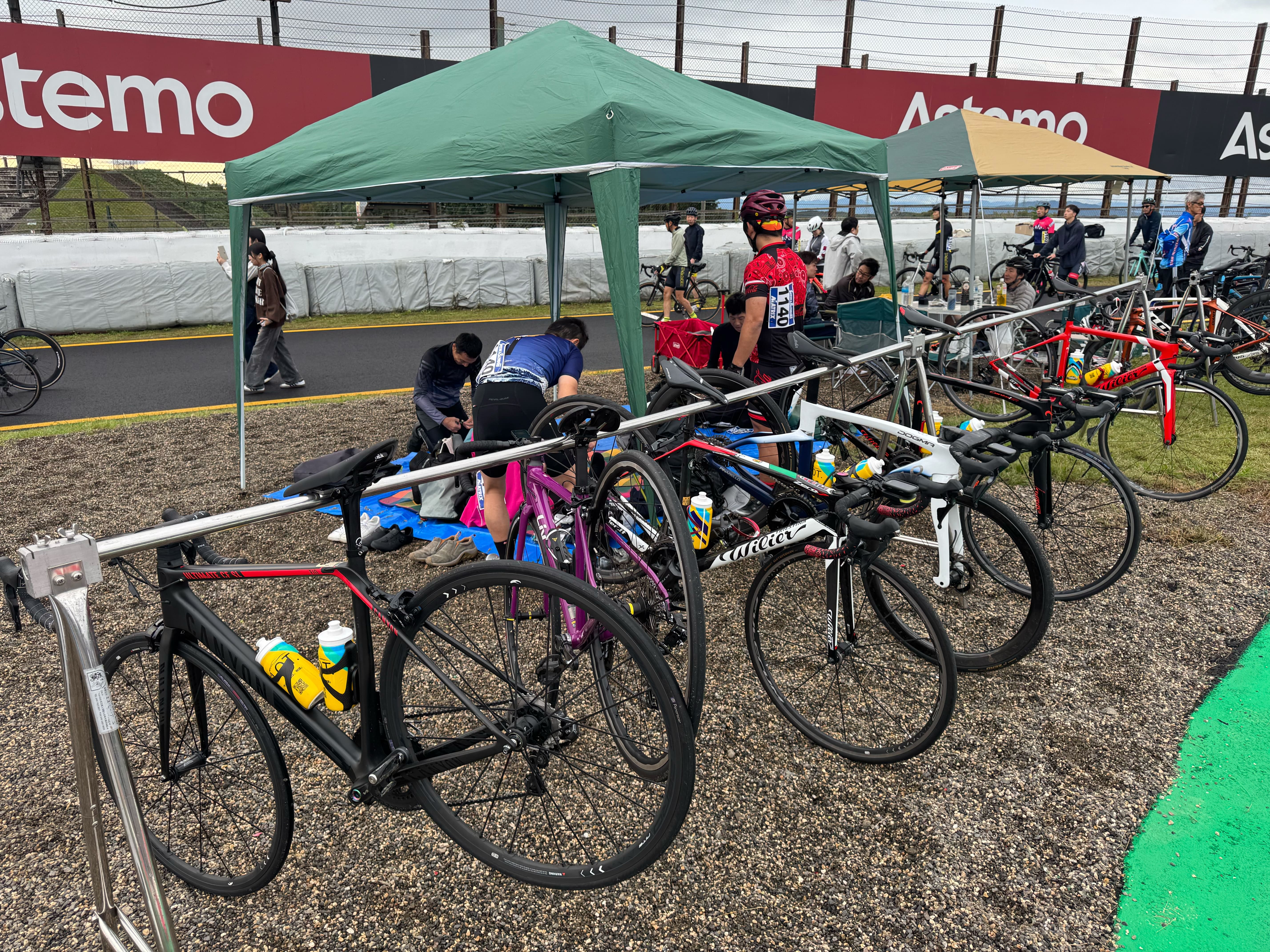 スタート前：CSKサイクリングチームとサイクルショップカツヤマ