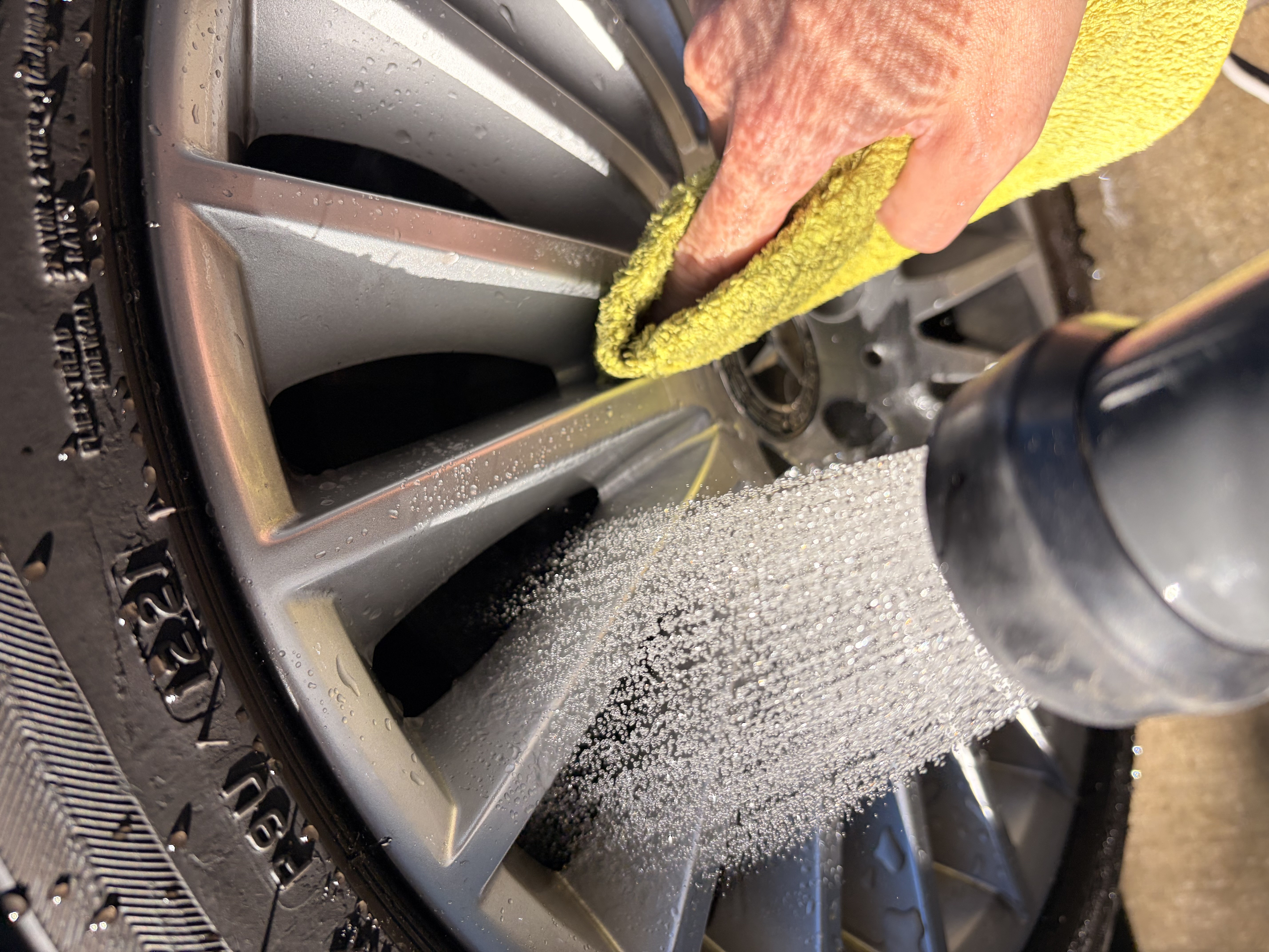 ホイールを丁寧に洗う様子